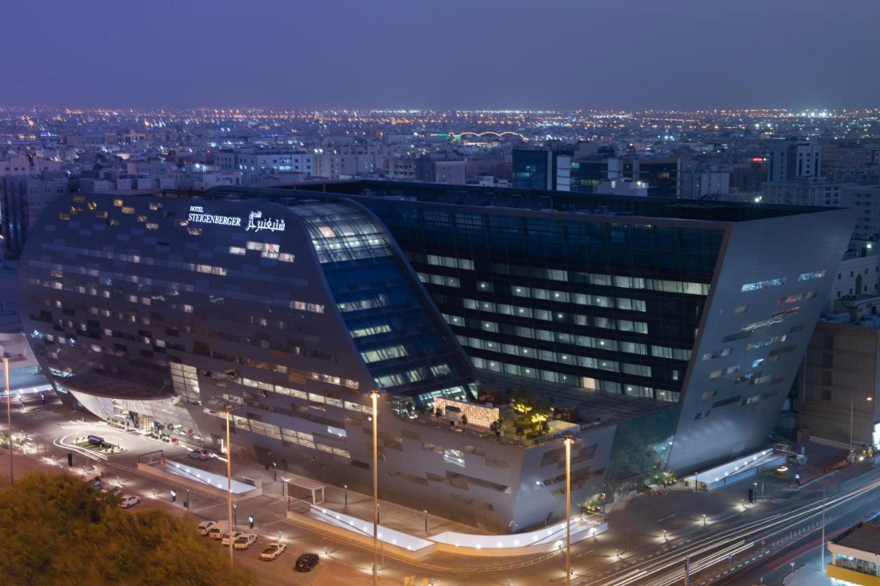 Steigenberger Residence Doha Exteriör bild The hospital at night