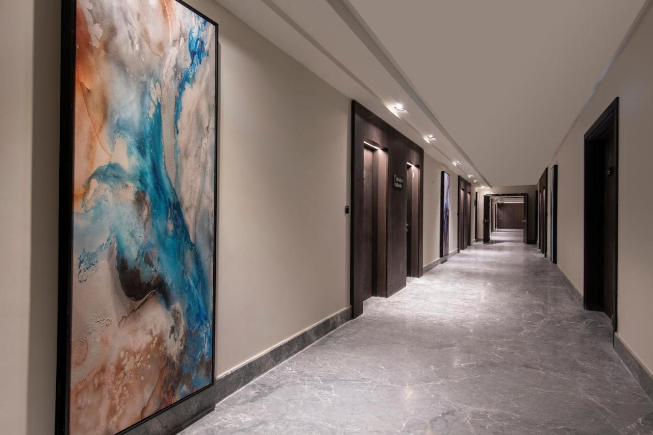 Steigenberger Residence Doha Exteriör bild A corridor at the hotel